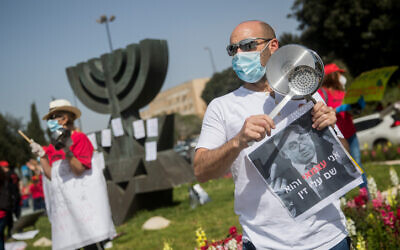 Des professionnels indépendants et des propriétaires de petites entreprises israéliens participent à un rassemblement appelant à un soutien financier du gouvernement devant la Knesset à Jérusalem, le 19 avril 2020. (Crédit: Yonatan Sindel/Flash90)