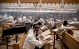 Des étudiants de yeshiva étudient dans des zones protégées à Jérusalem le 2 septembre 2020. (Crédit : Yonatan Sindel/Flash90)