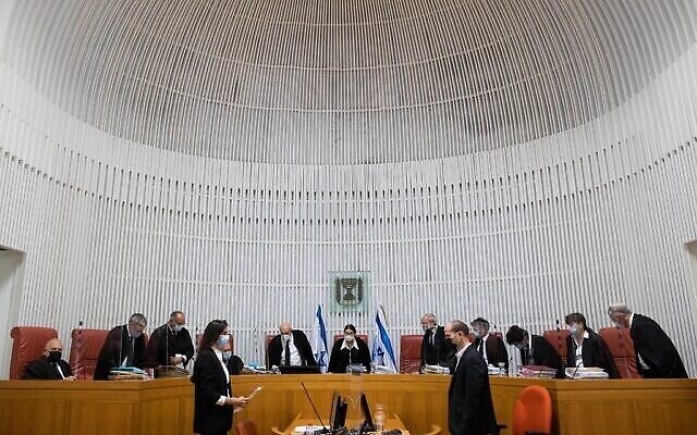 La présidente de la Cour suprême Esther Hayut et les juges arrivent pour entendre les pétitions contre la loi sur l'État-nation juif, à la Cour suprême à Jérusalem, le 22 décembre 2020. (Crédit: Yonatan Sindel/Flash90) La présidente de la Cour suprême Esther Hayut et les juges arrivent pour entendre les pétitions contre la loi sur l'État-nation juif, à la Cour suprême à Jérusalem, le 22 décembre 2020. (Crédit: Yonatan Sindel/Flash90)