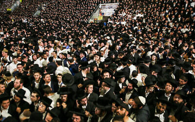 Des milliers de juifs ultra-orthodoxes se réunissent pour célébrer Lag BaOmer, sur le mont Meron, dans le nord d’Israël, le 29 avril 2021 (Crédit : David Cohen/Flash90)