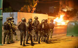 Dossier : La police à Lod lors d'émeutes ethniques dans la ville mixte juive-arabe du centre d'Israël, le 12 mai 2021. (Crédit: Yossi Aloni/Flash90)