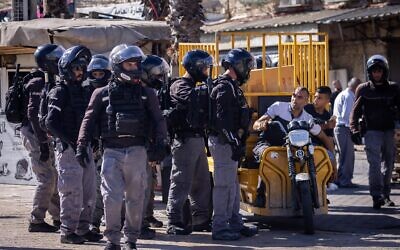 Des agents de la police israélienne pendant "la marche des drapeaux" à la porte de Damas dans la Vieille Ville de Jérusalem, le 15 juin 2021. (Crédit : Yonatan Sindel/Flash90)