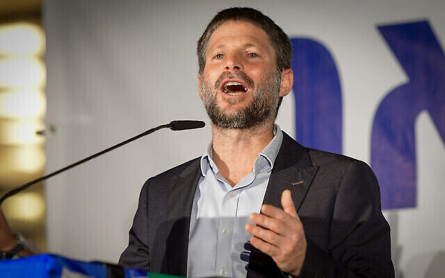 Le chef du parti Sionisme religieux, le député Bezalel Smotrich prenant la parole lors d'un rassemblement contre le gouvernement à Tel Aviv, le 2 novembre 2021. (Crédit: Avshalom Sassoni/Flash90)