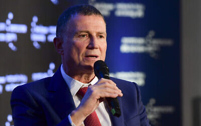 Yuli Edelstein prend la parole lors d’une conférence à Herzliya, le 23 novembre 2021. (Crédit : Avshalom Sassoni/Flash90)