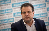 Le leader de la Liste arabe unie, Ayman Odeh (Hadash) lors d'une réunion de faction à la Knesset, le 7 mars 2022. (Crédit : Yonatan Sindel/Flash90)