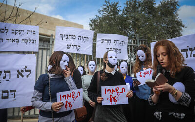 De jeunes femmes ultra-orthodoxes manifestent contre les abus sexuels dans leur communauté aux abords d'une école de Ramat Shlomo, le 7 mars 2022. (Crédit : Yonatan Sindel/Flash90)