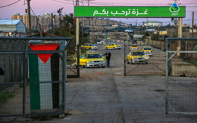 Des travailleurs palestiniens vus au passage d'Erez dans le nord de la Bande de Gaza, alors qu'ils attendent d'entrer en Israël pour travailler, le 13 mars 2022. (Crédit: Attia Muhammed/Flash90) Des travailleurs palestiniens vus au passage d'Erez dans le nord de la Bande de Gaza, alors qu'ils attendent d'entrer en Israël pour travailler, le 13 mars 2022. (Crédit: Attia Muhammed/Flash90)