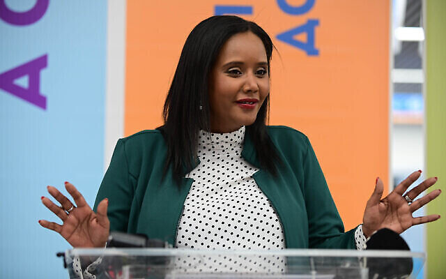 La ministre de l’Immigration et de l’Intégration Pnina Tamano-Shata assistant à une conférence de presse au bureau du ministère à l'aéroport Ben Gurion, le 4 avril 2022. (Crédit : Tomer Neuberg/Flash90) La ministre de l’Immigration et de l’Intégration Pnina Tamano-Shata assistant à une conférence de presse au bureau du ministère à l'aéroport Ben Gurion, le 4 avril 2022. (Crédit : Tomer Neuberg/Flash90)