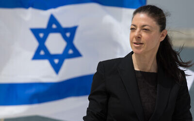 La ministre des Transports Merav Michaeli s'exprime lors d'une conférence de presse dans le port d'Ashdod, dans le sud d'Israël, le 6 avril 2022. (Crédit: Flash90)