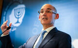 Le gouverneur de la Banque centrale d'Israël, Amir Yaron, s'exprimant lors d'une conférence de presse à Jérusalem, le 11 avril 2022. (Crédit : Flash90)