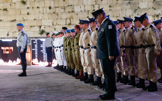 La cérémonie d'État organisée pour Yom HaZikaron, en hommage aux soldats tués au combat et aux victimes du terrorisme, au mur Occidental de Jérusalem, le 3 mai 2022. (Crédit : Olivier Fitoussi/Flash90) La cérémonie d'État organisée pour Yom HaZikaron, en hommage aux soldats tués au combat et aux victimes du terrorisme, au mur Occidental de Jérusalem, le 3 mai 2022. (Crédit : Olivier Fitoussi/Flash90)