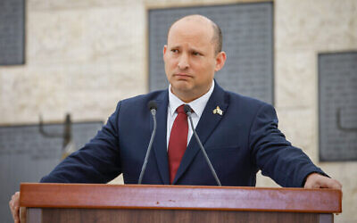 Le Premier ministre Naftali Bennett attend que le chahut cesse lors d’une cérémonie commémorative d’État en hommage aux victimes du terrorisme, au cimetière militaire du mont Herzl à Jérusalem, le 4 mai 2022. (Crédit : Olivier Fitoussi/Flash90)