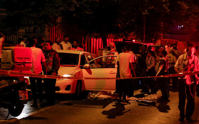 La police et les secours sur les lieux d'un attentat terroriste présumé à Elad, le 5 mai 2022. (Crédit : Jamal Awad/Flash90) La police et les secours sur les lieux d'un attentat terroriste présumé à Elad, le 5 mai 2022. (Crédit : Jamal Awad/Flash90)