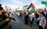 Des manifestants palestiniens dans le quartier de Beit Hanina à Jérusalem-Est se heurtent à la police lors d'une manifestation condamnant la mort de la journaliste d'Al Jazeera Shireen, le 11 mai 2022. (Crédit: Jamal Awad/Flash90)