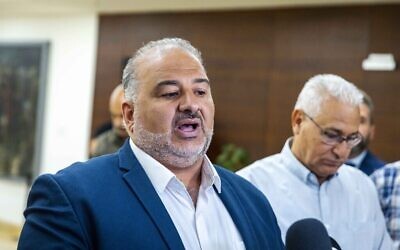 Le député et leader de Raam, Mansour Abbas, fait une déclaration à la presse à la Knesset, le 11 mai 2022. (Crédit : Olivier Fitoussi/Flash90)