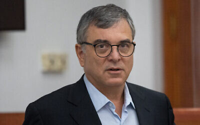 Shlomo Filber, ex-directeur général du tribunal du ministère des Communications lors du procès contre l’ancien Premier ministre israélien Benjamin Netanyahu, au tribunal de Jérusalem, le 11 mai 2022. (Crédit : Yonatan Sindel/Flash90)
