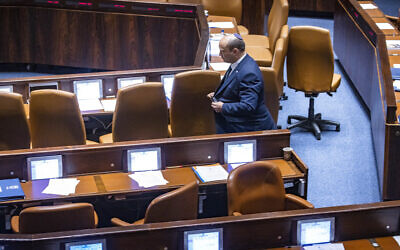 Naftali Bennett marche dans la Knesset le 16 mai 2022. (Crédit: Olivier Fitoussi/FLASH90)