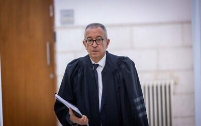 L'avocat de l'ex-Premier ministre Benjamin Netanyahu, Boaz Ben Zur, à la cour de district de Jérusalem, le 17 mai 2022. (Crédit :  Yonatan Sindel/Flash90)