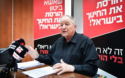Ran Erez, président du Syndicat des enseignants du Secondaire, lors d’une conférence de presse, à Tel Aviv le 23 mai 2022. (Crédit : Avshalom Sassoni/Flash90)