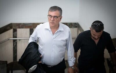 Shlomo Filber, ex-directeur général du ministère des Communications, arrive à la Cour de Jérusalem pour une audience de l’ex-Premier ministre, Benjamin Netanyahu, dans son procès pourcorruption, 25 mai 2022. (Crédit : Arie Leib Abrams/Flash90)