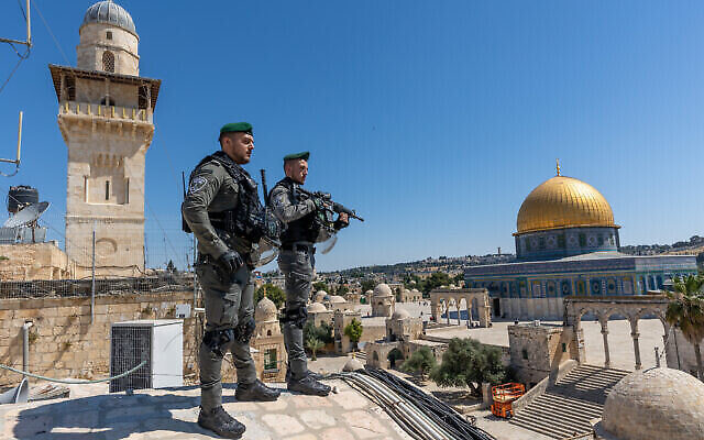Des agents de la police des frontières israélienne montant la garde près du Mont du Temple dans la Vieille Ville de Jérusalem, le 25 mai 2022. (Crédit: Yossi Aloni/Flash90) Des agents de la police des frontières israélienne montant la garde près du Mont du Temple dans la Vieille Ville de Jérusalem, le 25 mai 2022. (Crédit: Yossi Aloni/Flash90)