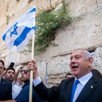 Le chef du Likud, Benjamin Netanyahu, au mur Occidental dans la Vieille Ville de Jérusalem à Yom Yeroushalayim, le 29 mai 2022. (Crédit : Arie Leib Abrams/FLASH90)