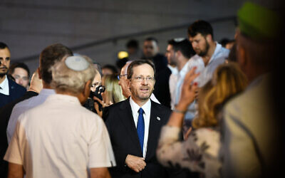 Le président Isaac Herzog lors d'une cérémonie officielle de Yom Yeroushalayim organisée sur la Colline des munitions à Jérusalem, le 29 mai 2022. (Crédit : Arie Leib Abrams/Flash90)