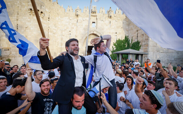 Le chef du parti HaTzionout HaDatit, Bezalel Smotrich, brandissant le drapeau israélien lors de Yom Yeroushalayim, à la porte de Damas, dans la Vieille Ville de Jérusalem, le 29 mai 2022. (Crédit :  Olivier Fitoussi/Flash90)
