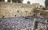 Des Juifs prient au Mur occidental dans la Vieille ville lors de la Yom Yeroushalayim, le 29 mai 2022. (Crédit : Yonatan Sindel/Flash90)