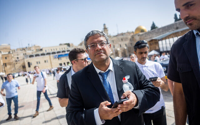 Le député d'extrême droite Itamar Ben Gvir se rend sur le Mont du Temple dans la Vieille Ville de Jérusalem lors des célébrations de Yom Yeroushalayim, le 29 mai 2022. (Crédit : Yonatan Sindel/Flash90) Le député d'extrême droite Itamar Ben Gvir se rend sur le Mont du Temple dans la Vieille Ville de Jérusalem lors des célébrations de Yom Yeroushalayim, le 29 mai 2022. (Crédit : Yonatan Sindel/Flash90)