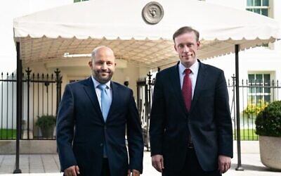 Le président du Conseil de sécurité nationale, Eyal Hulata,à gauche, et le conseiller à la sécurité nationale des États-Unis, Jake Sullivan, devant la Maison-Blanche, le 5 octobre 2021. (Crédit : Jake Sullivan/Twitter)