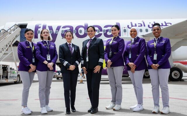 Un équipage entièrement féminin a assuré la liaison Jeddah-Riad pour la compagnie saoudienne flyadeal, en mai 2022. (Crédit : flyadeal/Twitter) Un équipage entièrement féminin a assuré la liaison Jeddah-Riad pour la compagnie saoudienne flyadeal, en mai 2022. (Crédit : flyadeal/Twitter)