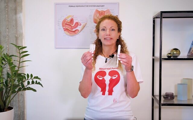Hilla Shaviv, PDG et fondatrice de Gals Bio, avec son appareil Tulipon. (Crédit: Courtoisie)