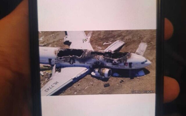Une photo envoyée à l'un des passagers d'un vol reliant Israël et la Turquie montrant la carlingue du vol 214 d'Asiana Airlines, victime d'un crash aérien, le 10 mai 2022. (Crédit : Autorité israélienne des aéroports) Une photo envoyée à l'un des passagers d'un vol reliant Israël et la Turquie montrant la carlingue du vol 214 d'Asiana Airlines, victime d'un crash aérien, le 10 mai 2022. (Crédit : Autorité israélienne des aéroports)