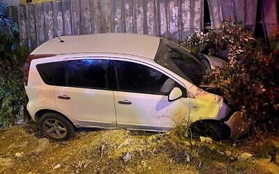 Le véhicule endommagé appartenant au fils d'Orit Strock, qui a été blessé par des jets de pierres lancées par des Palestiniens près de la ville de Huwara, dans le nord de la Cisjordanie, le 24 mai 2022. (Crédit : Conseil régional de Binyamin)