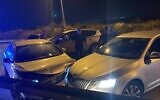 La police des frontières lors de l'interpellation d'une voiture transportant des Palestiniens sans-papiers à un checkpoint artisanal aux abords d'Oranit, en Cisjordanie, une photo distribuée le 25 mai 2022. (Autorisation : Police israélienne)