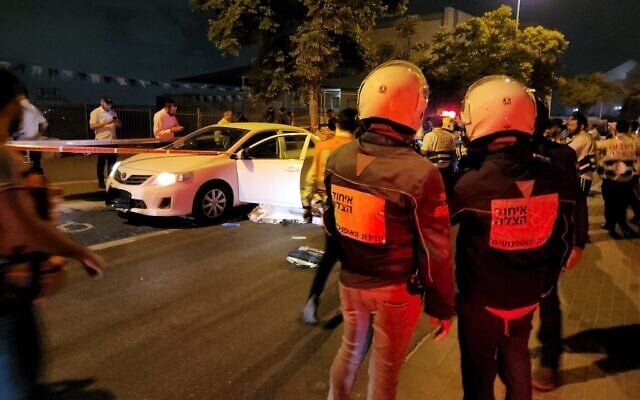 Forces de sécurité israéliennes sur les lieux d’un attentat terroriste, à Elad, le 5 mai 2022. (Crédit : Yossi Aloni/Flash90)