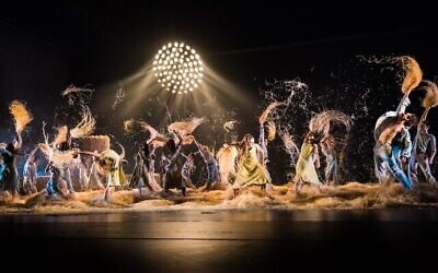 Le Corps de ballet du Ballet de Dortmund présente sa version de "Songe d'une nuit d'été" sur la scène de l’Opéra israélien au titre de la saison 2022/2023 (Crédit : Autorisation de Leszek Januszew)