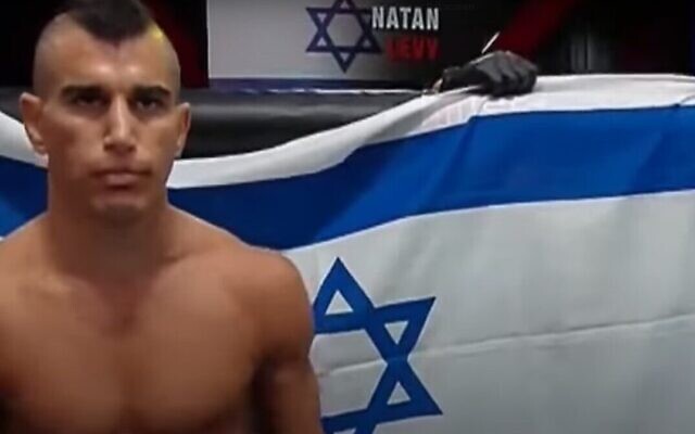 Capture d'écran de la vidéo du combattant israélien de MMA Natan Levy lors de son premier combat UFC, Las Vegas, 30 avril 2022. (Crédit: YouTube) Capture d'écran de la vidéo du combattant israélien de MMA Natan Levy lors de son premier combat UFC, Las Vegas, 30 avril 2022. (Crédit: YouTube)