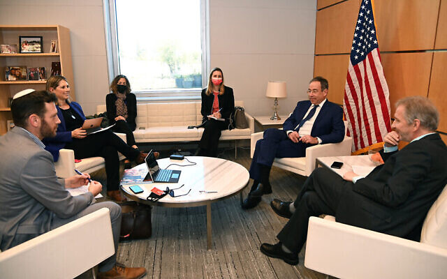 Le rédacteur en chef du Times of Israel David Horovitz, à droite, la correspondante politique Tal Schneider, deuxième à gauche, le correspondant politique Lazar Berman, à gauche, et le correspondant aux États-Unis Jacob Magid (via Zoom) rencontrent l'ambassadeur américain en Israël Tom Nides, deuxième à droite, à l'ambassade américaine de Jérusalem, le 7 janvier 2022. (Crédit :  David Azagury / US Embassy)
