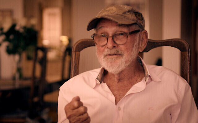 Le réalisateur du 'Violon sur le toit' Norman Jewison dans sa maison de Malibu pendant un entretien avec le réalisateur de ‘Fiddler’s Journey to the Big Screen’, Daniel Raim, en 2016. (Autorisation : Zeitgeist Films)