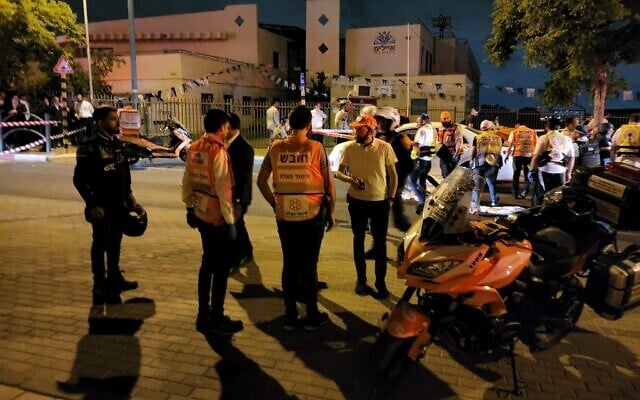Le lieu d'une attaque terroriste à Elad, le 5 mai 2022. (Crédit : Hatzalah)