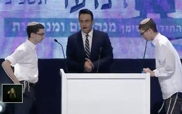 Dvir Merzbach et Hillel Cohen s'affrontent lors de la dernière manche du Quiz biblique international annuel sur la Journée de l’indépendance d’Israël, le 5 mai 2022. (Capture d’écran : Twitter) Dvir Merzbach et Hillel Cohen s'affrontent lors de la dernière manche du Quiz biblique international annuel sur la Journée de l’indépendance d’Israël, le 5 mai 2022. (Capture d’écran : Twitter)