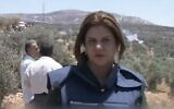 Shireen Abu Akleh en reportage en Cisjordanie pour Al Jazeera dans un clip non daté (Crédit: capture d'écran Al Jazeera).