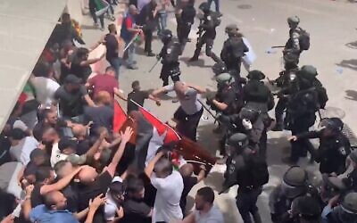 Le cercueil de Shireen Abu Akleh manquant de heurter le sol devant l'hôpital Saint-Joseph à Jérusalem, le 13 mai 2022. (Crédit: Screenshot / Washington Post)