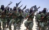 Des terroristes d'al-Shabaab défilant lors d'exercices armés aux abords de Mogadiscio, en Somalie, en 2011. (Crédit :  Mohamed Sheikh Nor/AP)