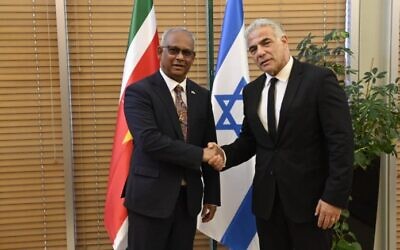 Le ministre des Affaires étrangères du Suriname, Albert Camdin, est reçu par le ministre des Affaires étrangères, Yair Lapid, à Jérusalem, le 30 mai 2022 (Crédit : Jorge Novomisky/GPO).