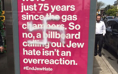 Une croix gammée sur un panneau publicitaire de sensibilisation à l'antisémitisme, à New York, le 5 mai 2022. (Crédit: JewBelong)