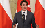 Le premier ministre canadien Justin Trudeau prend la parole lors d'une conférence de presse avec le président polonais au palais présidentiel de Varsovie, en Pologne, le 10 mars 2022. (Crédit: Janet Skarzynski/AFP)
