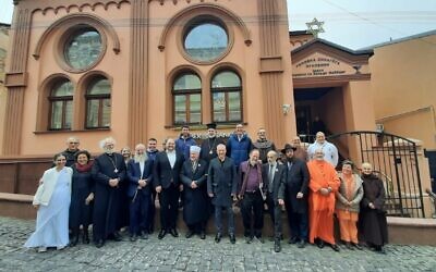 Des chefs religieux du monde entier organisent un événement de solidarité à Tchernivtsi, en Ukraine, le 12 avril 2022. (Crédit: Institut inter-confessionnel Elijah)